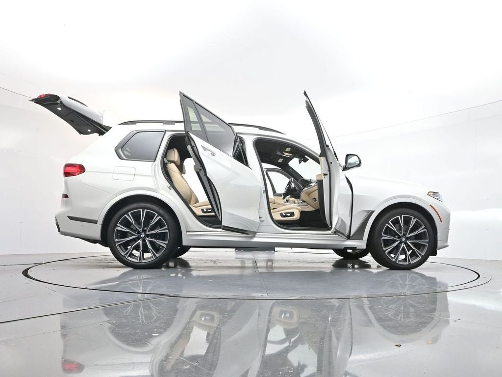 2022 BMW X7 M50i