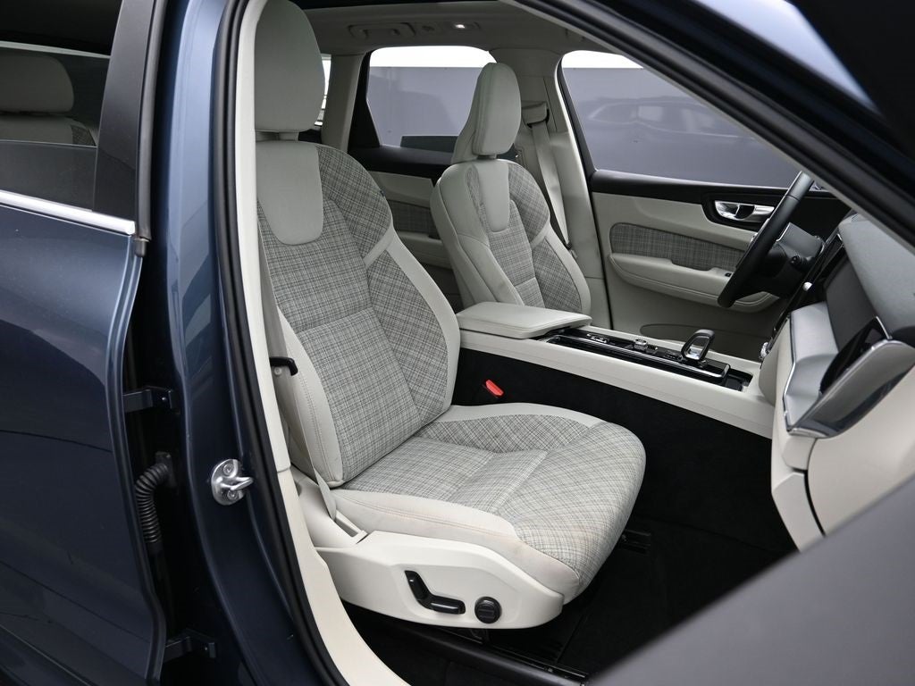 2022 Volvo XC60 B5 Momentum