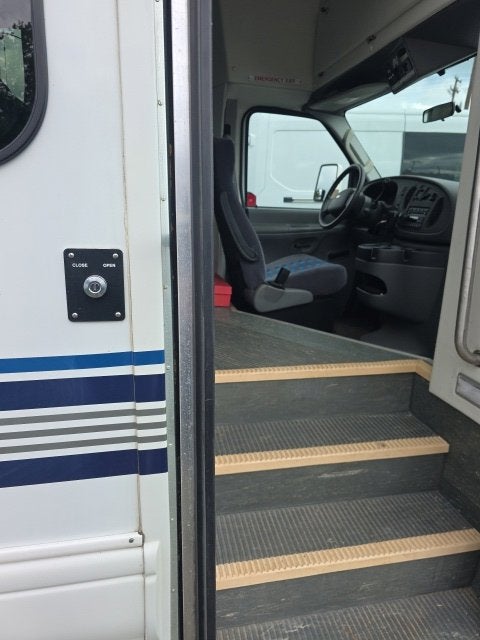 2006 Ford E-450SD Base