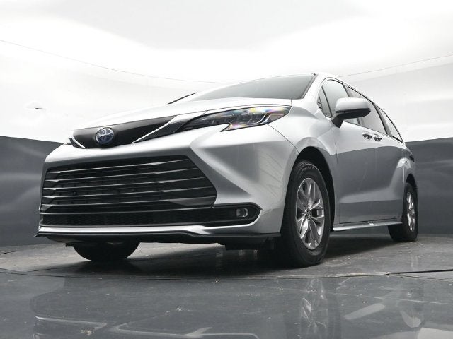 2025 Toyota Sienna XLE 8 Passenger