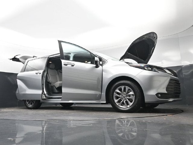 2025 Toyota Sienna XLE 8 Passenger