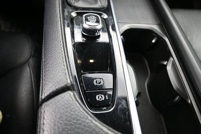 2022 Volvo XC90 T6 Momentum