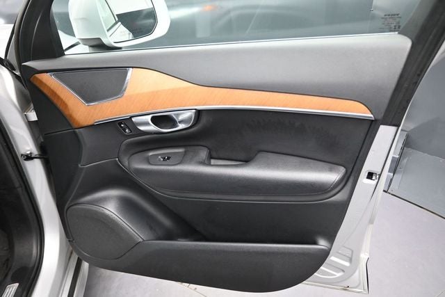 2022 Volvo XC90 T6 Momentum