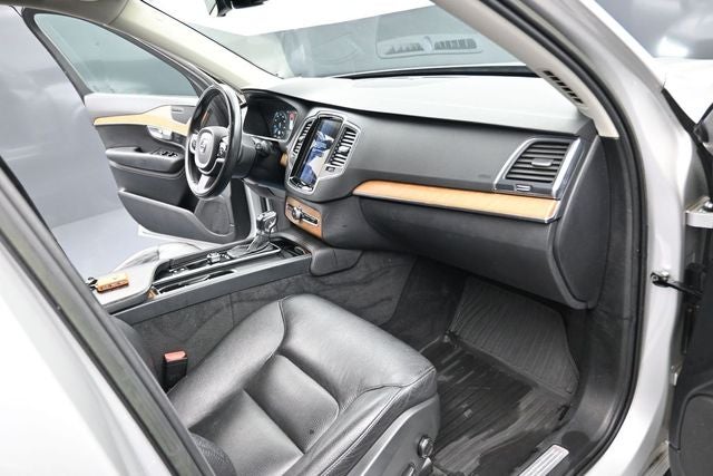 2022 Volvo XC90 T6 Momentum