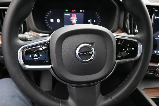2023 Volvo XC60 B5 Plus Dark Theme