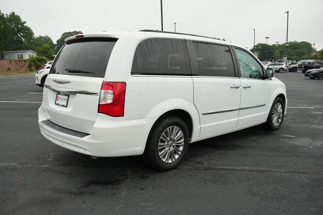 2016 Chrysler Town & Country Touring-L