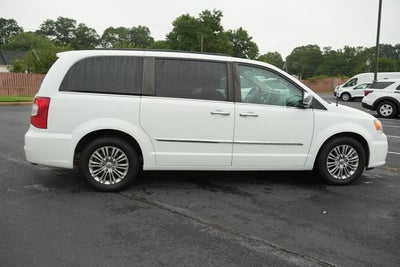 2016 Chrysler Town & Country Touring-L