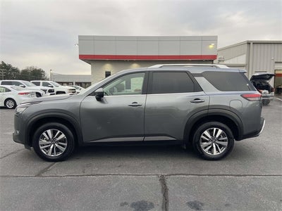 2025 Nissan Pathfinder SL