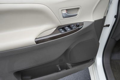 2015 Toyota Sienna XLE 8 Passenger