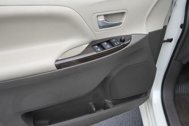 2015 Toyota Sienna XLE 8 Passenger