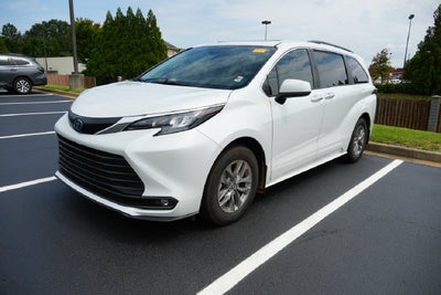 2025 Toyota Sienna XLE 8 Passenger