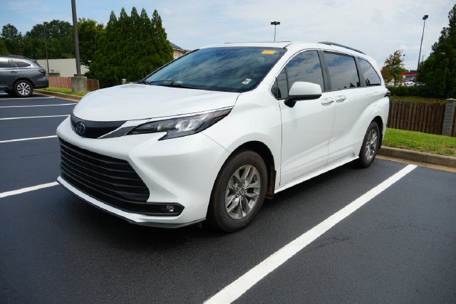 2025 Toyota Sienna XLE 8 Passenger